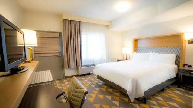 غرفة بسرير كينج بإطلالة على الجبل يُسمح فيها بالحيوانات الأليفة، Holiday Inn Steamboat Springs 2/10