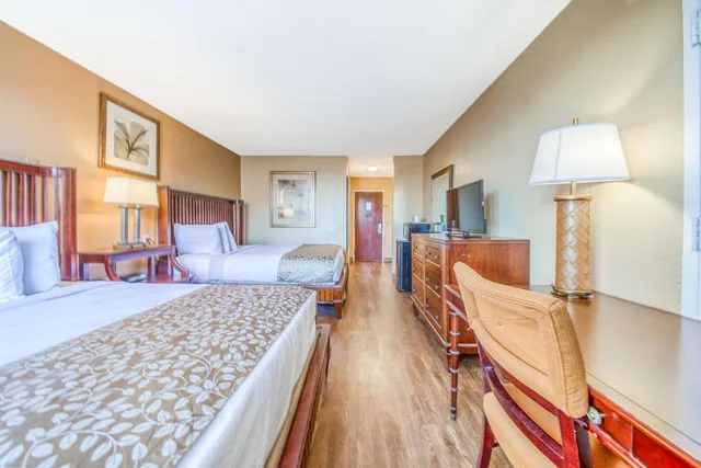 غرفة بسرير كوين بإطلالة على المسبح، B&B Hotel Orlando International Drive near Universal 3/7