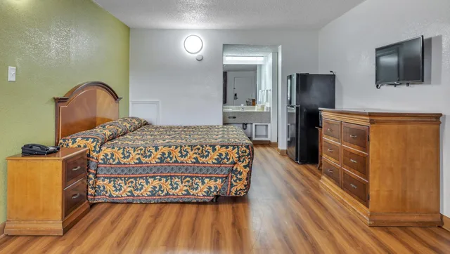 غرفة قياسية بسرير كينج، Studios And Suites 4 Less Emporia 3/7