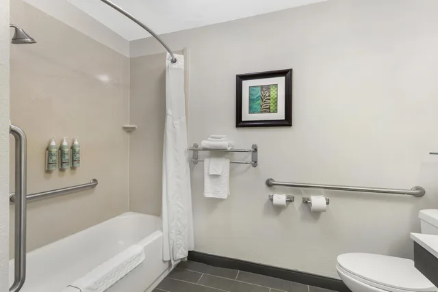 غرفة بسرير كينج بحوض استحمام لذوي الإعاقة، Best Western Eagles Inn 7/8