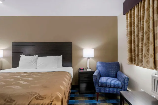 غرفة بسرير كينج بحوض جاكوزي، Rodeway Inn Grandville - Grand Rapids 7/10
