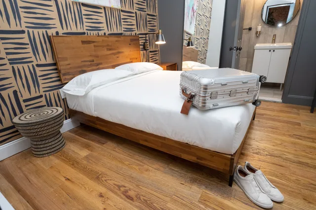 جناح بسرير كوين، The Flat NYC 2/5