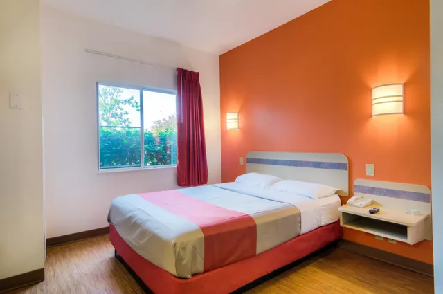 جناح بسرير كوين، Motel6 Lakeville, MN - South - Lakeville 1/5