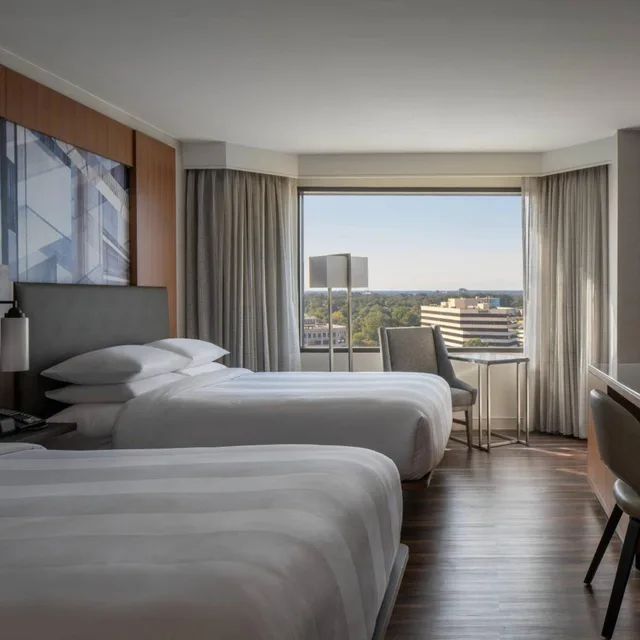 غرفة بسريرين مزدوجين مع دخول صالة النادي في طابق مرتفع، Marriott Tysons Corner 1/10
