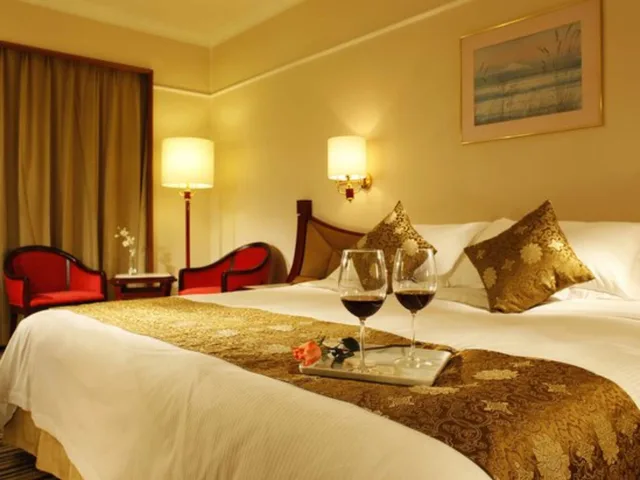 1 Bedroom, Suite, King Bed, Metropark Lido Hotel 2/9