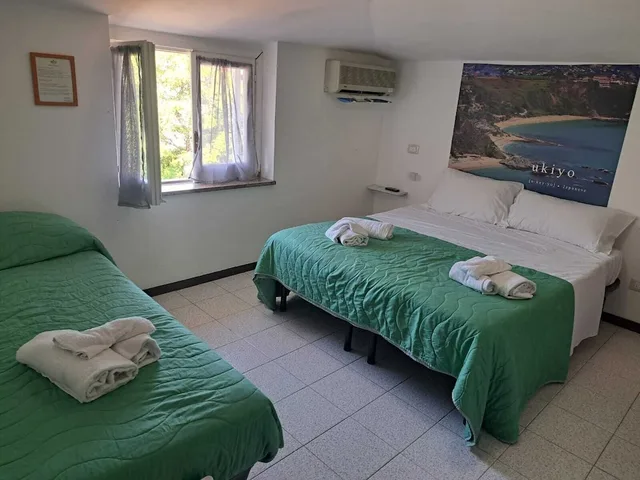 Mezzanine, Economy, Triple, 1 Queen and 1 Single Bed، Umberto 3/10