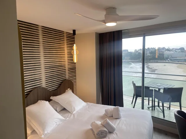 Comfort, Queen Bed, Water Front, Balcony، Best Western Hotel Le Crystal Dinard 2/10