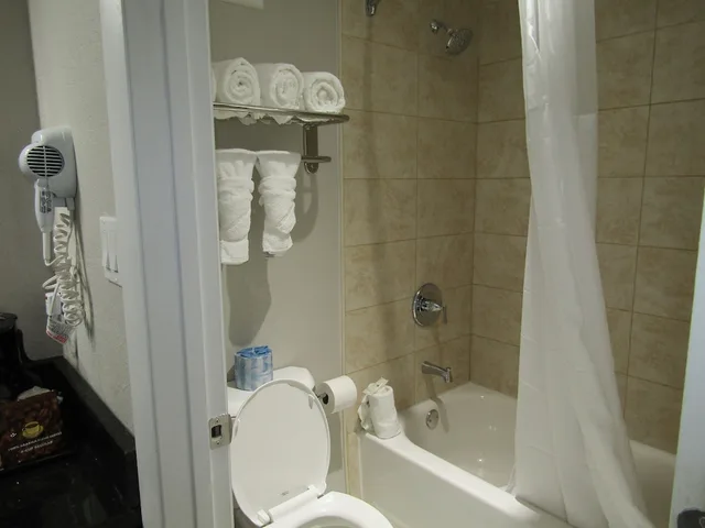 2 Rooms, Suite, 2 Double Beds, Sofa, Quality Inn & Suites Kissimmee near Main Gate 9/10