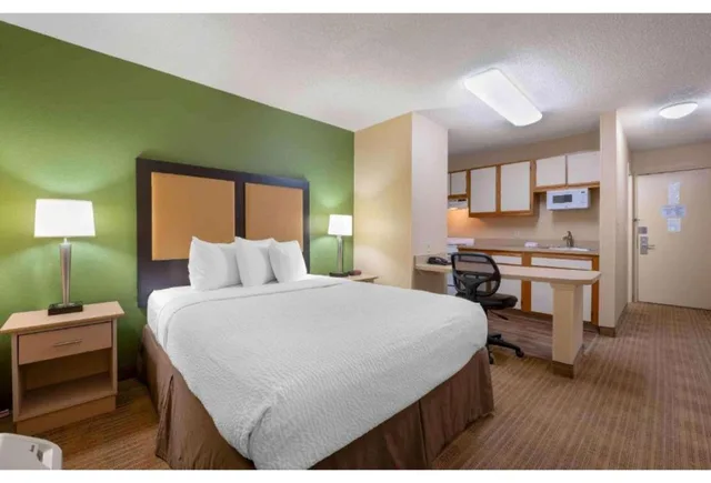 غرفة بسرير كوين مع أريكة، Studio 6 Extended stay Fairfield, OH - Cincinnati 6/10