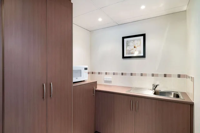 غرفة عائلية بسرير كوين وسريرين منفصلين بمطبخ صغير، Comfort Inn Heritage Wagga 6/6