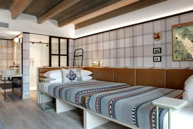 غرفة كبيرة بسريرين كوين بشرفة، Moxy Banff 2/2