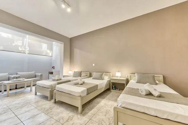 Connecting, Family, Basement, 1 Double and 3 Single Beds، Contessa Hotel 6/8