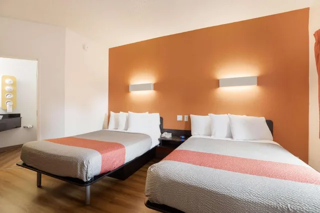 2 Full Beds Micfridge، Motel6 Orlando, FL - International Dr 2/6