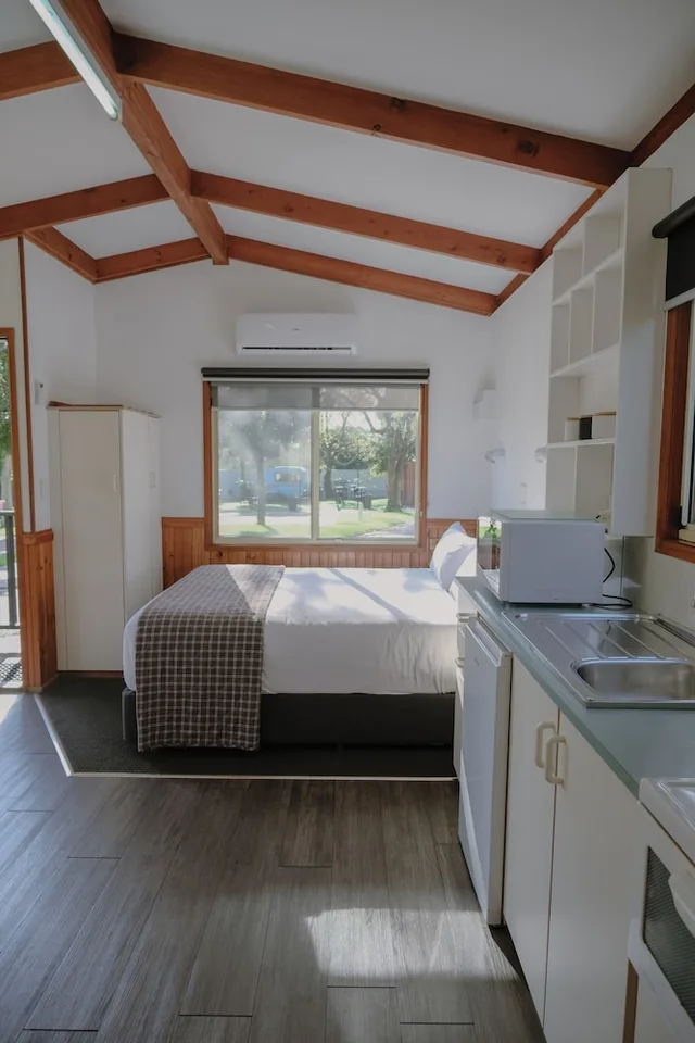 كابينة ديلوكس بسرير مزدوج وسرير بطابقين بغرفة نوم واحدة، Melbourne Big4 Holiday Park 8/10