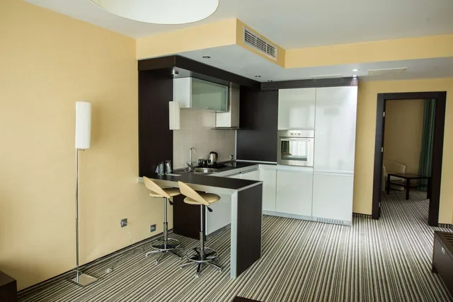 شقة بسرير كوين بشرفة بغرفة نوم واحدة بمطبخ صغير، Best Western Plus Olives City Hotel 7/7