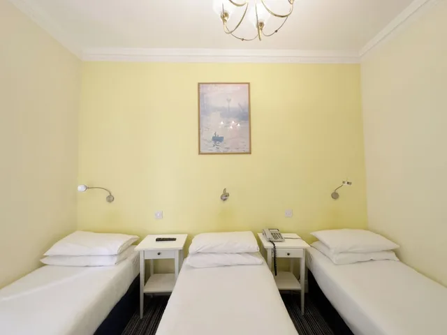 غرفة كومفورت ثلاثية بسرير مزدوج وسرير فردي، Manor Hotel 1/4