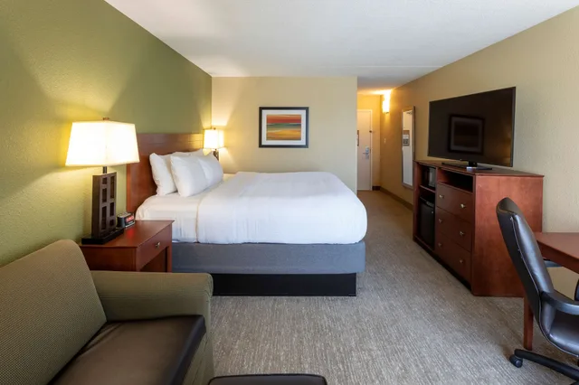 غرفة قياسية بسرير كينج مع أريكة، Best Western Fairmont 3/9