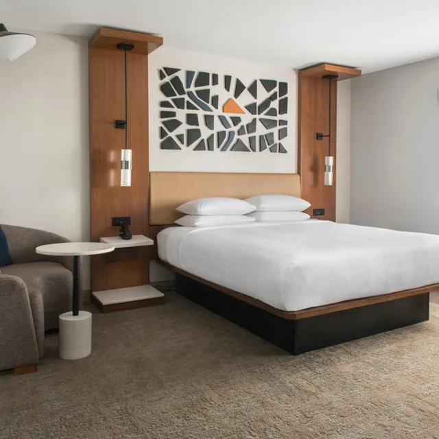 Room, King Bed, City View, Club Lounge Access, Marriott Springfield Downtown 2/8