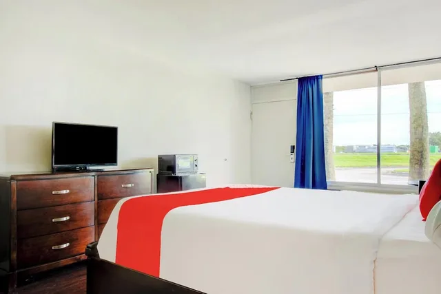 غرفة بسرير كينج، OYO Hotel Dundee By Crystal Lake 5/8
