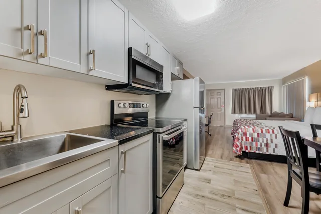 جناح بسرير كينج بمطبخ صغير، Red Roof Inn Kissimmee, FL 2/3