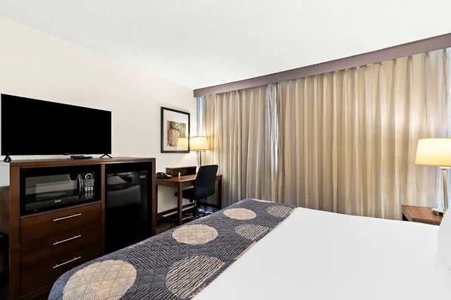 غرفة بسرير كينج بشرفة، Best Western Yacht Harbor Hotel 2/4