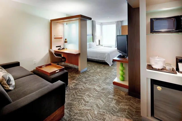 جناح بسرير كينج مع سرير سحّاب إضافي مع أريكة، SpringHill Suites Columbus OSU 2/4