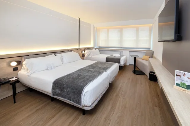 غرفة قياسية بثلاثة أسرّة، Hotel Sercotel Delfos Andorra 1/4