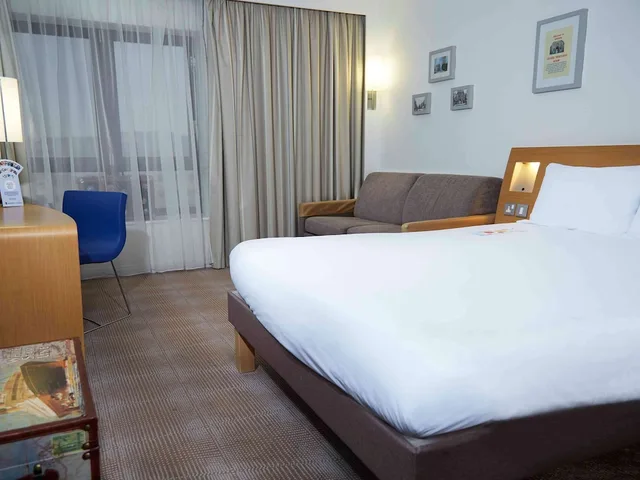 Standard, Queen Bed, Sofa, Novotel Southampton 9/10