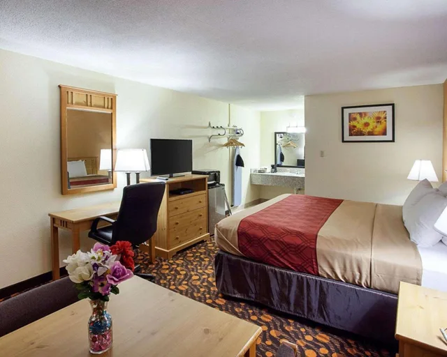 غرفة قياسية بسرير كينج، Econo Lodge Phillipsburg, KS 4/4
