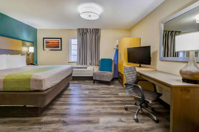 غرفة بسرير كينج لغير المدخنين بمطبخ، Studio6 Lenexa, KS - Overland Park 2/4