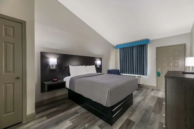 غرفة بسرير كينج للمدخنين لذوي الإعاقة، Quality Inn & Suites Altamonte Springs Orlando-North 3/6