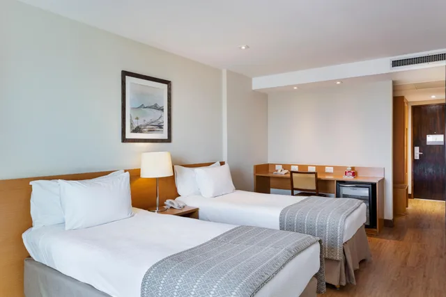 غرفة تنفيذية بسريرين منفصلين بإطلالة جزئية على البحر، Windsor Palace Copacabana 1/3