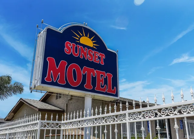 Sunset Motel، بومونا 4/26