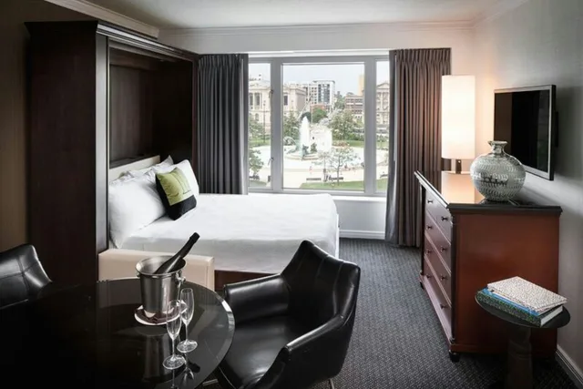 جناح بسرير كينج، The Logan Philadelphia Curio Collection by Hilton 2/4