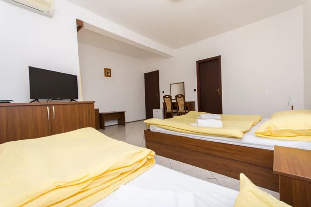 غرفة ثلاثية بسرير كوين بشرفة، VILLA KATARINA 4/10