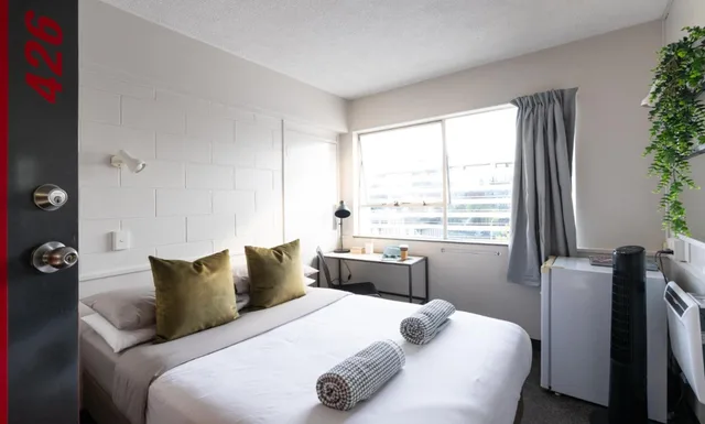 غرفة بسرير مزدوج بحمام مشترك، YMCA Hostel 1/2