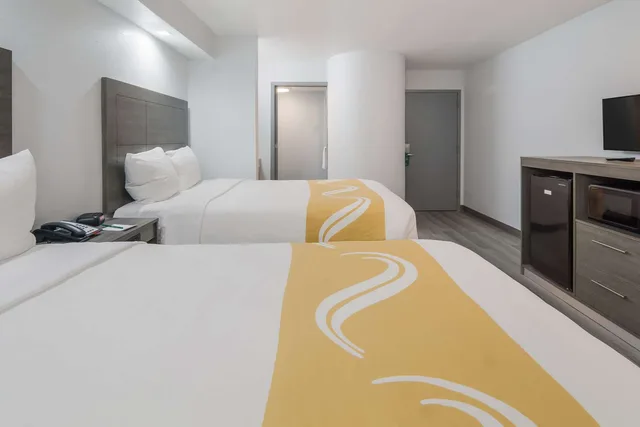 غرفة بسريرين مزدوجين، Quality Inn and Suites Richardson-Dallas 2/5