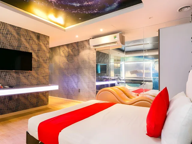 Fantasy, Queen Bed, Part Smoking، Collection O District 10 - Bonita Grand Hotel 1/1