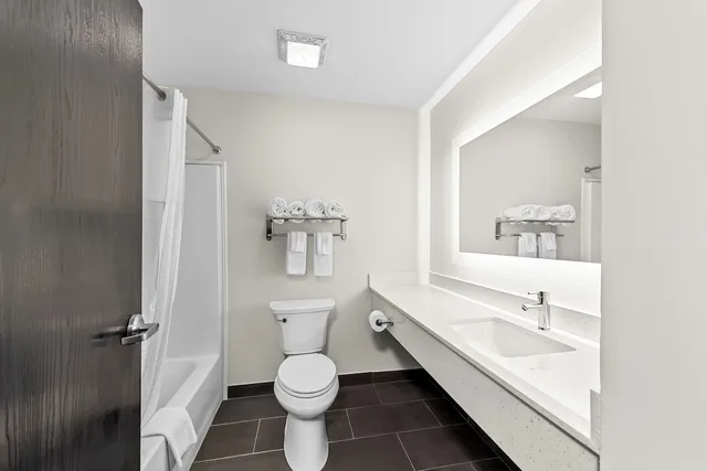 جناح بسرير كينج مع أريكة، Quality Inn & Suites Kilgore-Longview 4/4