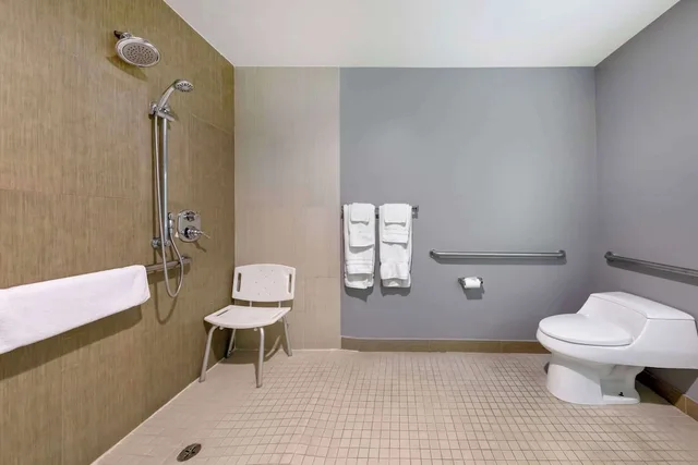 جناح أساسي بسرير كينج لذوي الإعاقة، BLVD Hotel and Studios Universal-Hollywood, an Ascend Collection Hotel 8/9