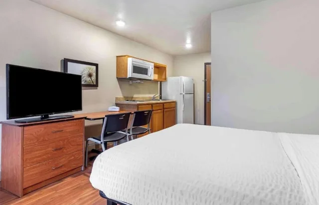 1 Full Bed - Non-Smoking, Kitchen، Studio 6 Extended Stay Shreveport Airport LA 2/7