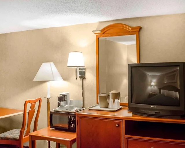 غرفة بسرير كوين، Rodeway Inn Dillsburg, PA 3/3