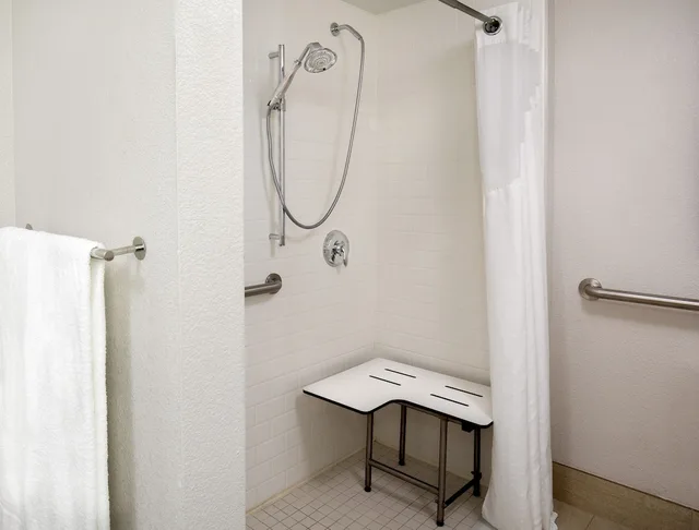غرفة قياسية بسرير كينج بحوض استحمام لذوي الإعاقة، Holiday Inn Express Chesapeake Norfolk 3/5