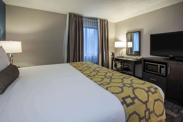 غرفة ديلوكس بسرير كينج، Baymont by Wyndham Traverse City 2/4