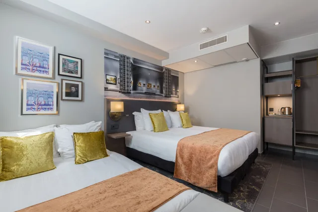 Comfort, Twin Beds, 1 Double and 1 Single Bed, Partial View، Leonardo Hotel Amsterdam Museum Quarter 7/10