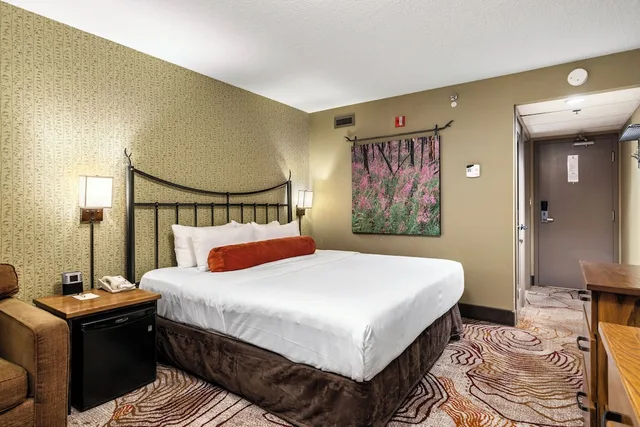 غرفة سوبيريور بسرير كينج، Banff Caribou Lodge & Spa 2/6