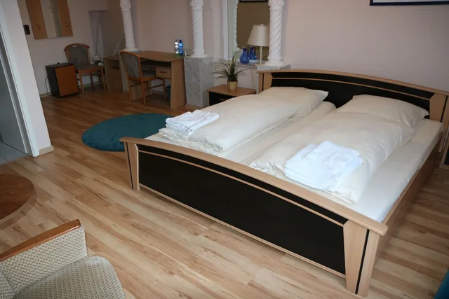 Standard, Queen Bed, Hotel Apex 1/2