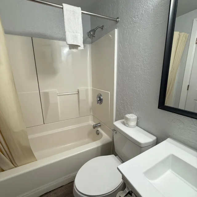 Classic, Triple, Budget Inn Bend by OYO 4/6