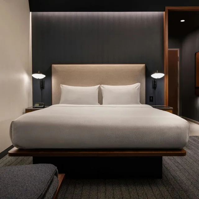 غرفة بسرير كينج مع أريكة بحوض استحمام لذوي الإعاقة، Courtyard by Marriott Cleveland TN 5/8