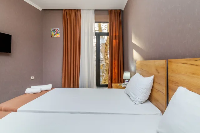 غرفة قياسية بسريرين منفصلين بإطلالة على المدينة، HOTEL MARLYN 1/5